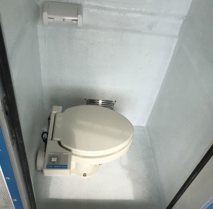 個室マリントイレ（内部）